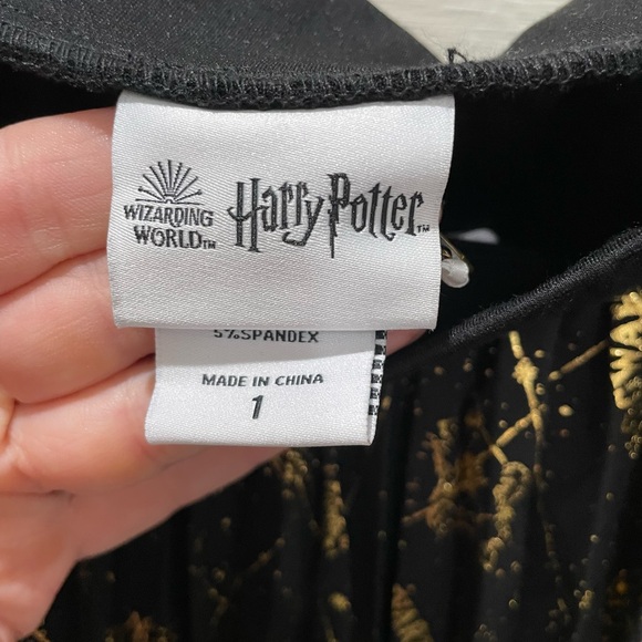 Torrid Black Skirt with Gold Harry Potter Print, size 0 - Picture 5 of 5